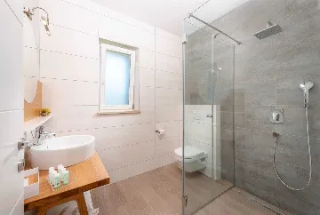 4-Bedroom Villa with Heated Pool in Splitska