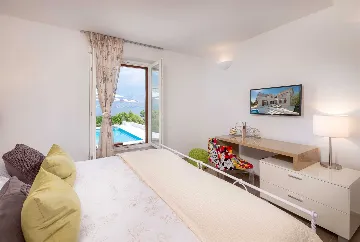 4-Bedroom Villa with Heated Pool in Splitska