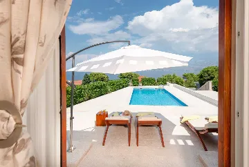 4-Bedroom Villa with Heated Pool in Splitska