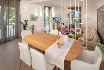 4-Bedroom Villa with Heated Pool in Splitska