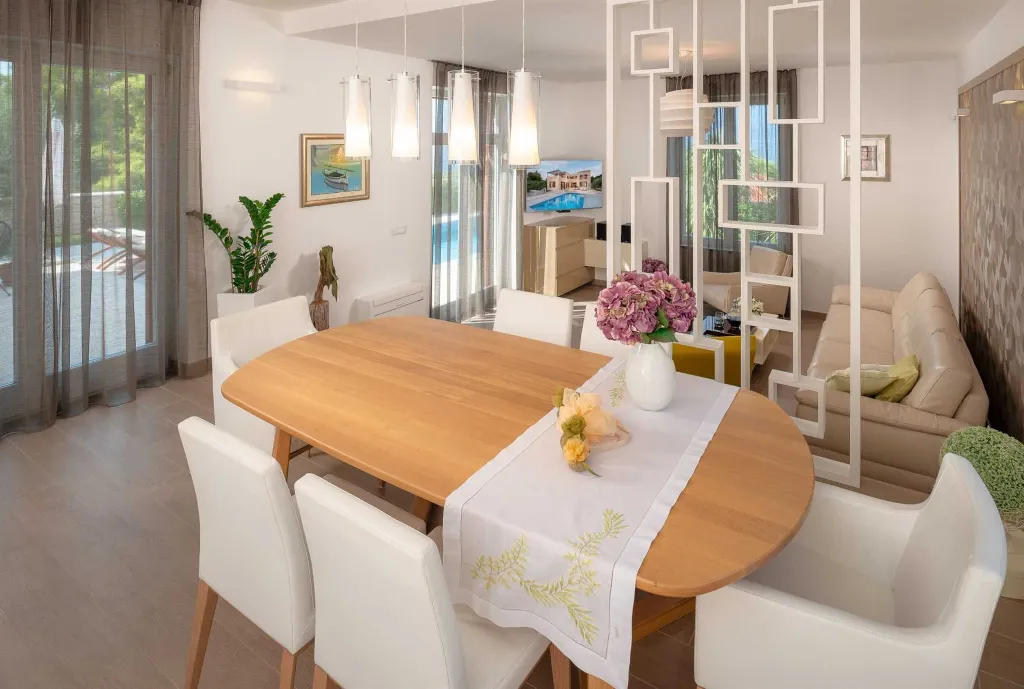 4-Bedroom Villa with Heated Pool in Splitska