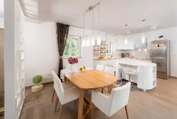 4-Bedroom Villa with Heated Pool in Splitska