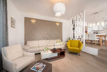 4-Bedroom Villa with Heated Pool in Splitska