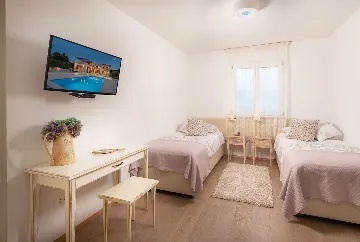 4-Bedroom Villa with Heated Pool in Splitska