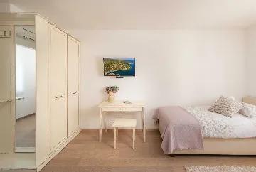 4-Bedroom Villa with Heated Pool in Splitska