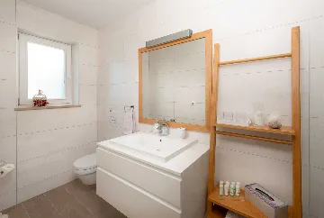 4-Bedroom Villa with Heated Pool in Splitska