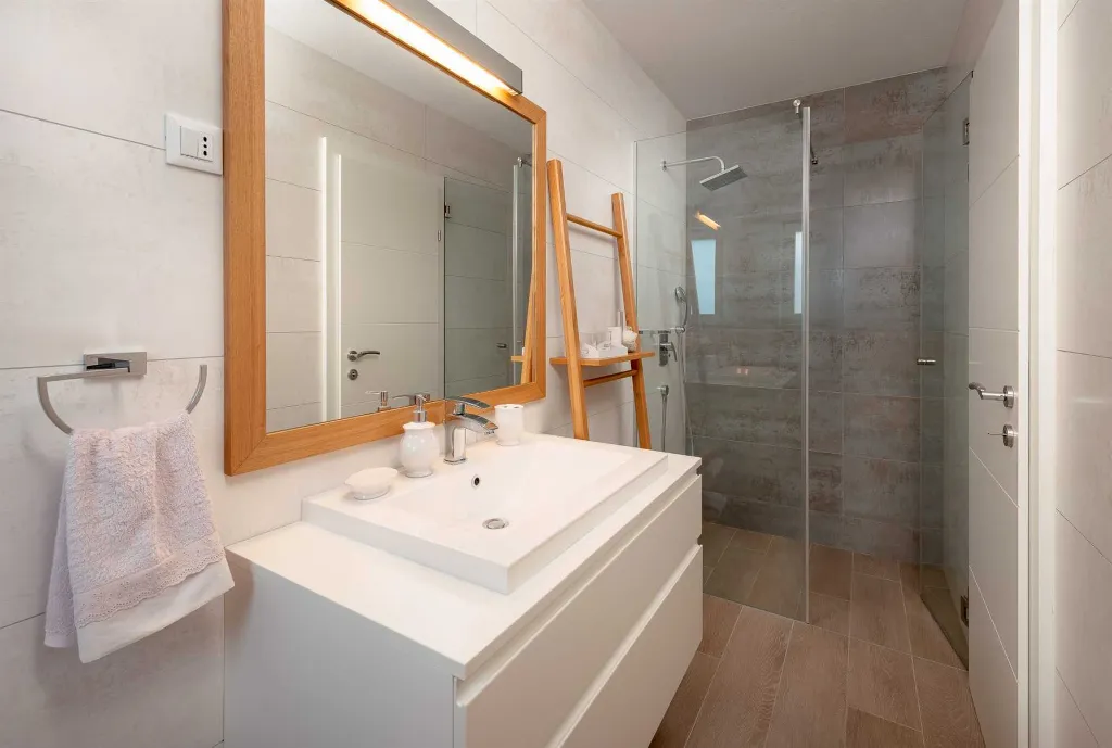 4-Bedroom Villa with Heated Pool in Splitska