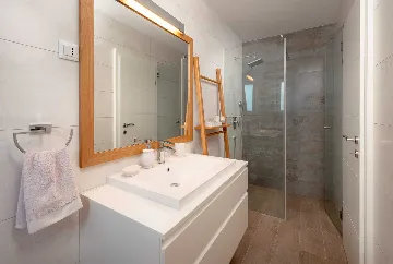 4-Bedroom Villa with Heated Pool in Splitska