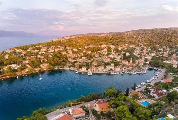 4-Bedroom Villa with Heated Pool in Splitska