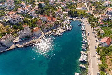 4-Bedroom Villa with Heated Pool in Splitska