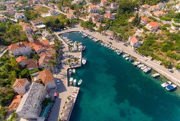 4-Bedroom Villa with Heated Pool in Splitska