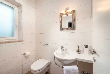 4-Bedroom Villa with Heated Pool in Splitska