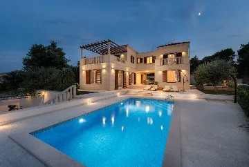 4-Bedroom Villa with Heated Pool in Splitska