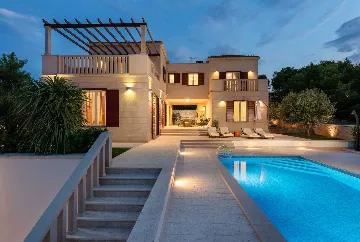 4-Bedroom Villa with Heated Pool in Splitska