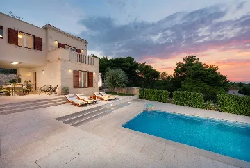 4-Bedroom Villa with Heated Pool in Splitska