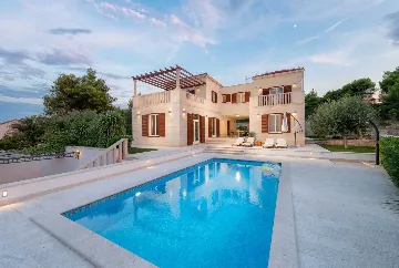 4-Bedroom Villa with Heated Pool in Splitska