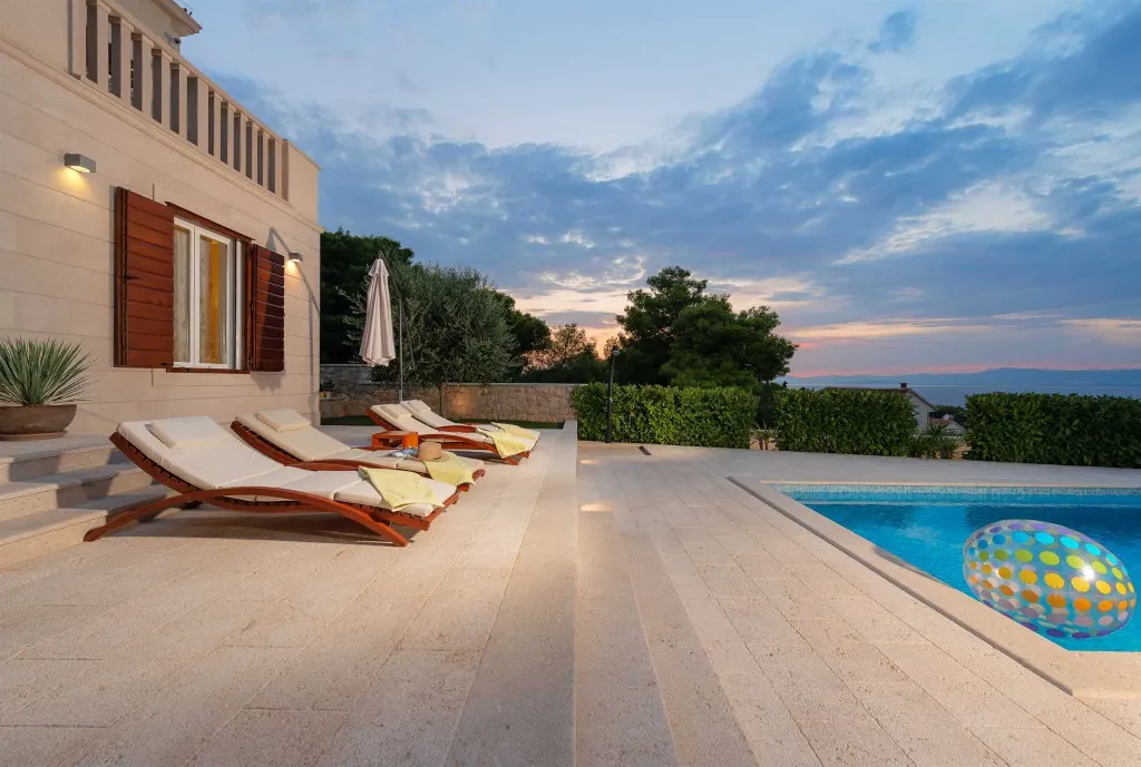 4-Bedroom Villa with Heated Pool in Splitska