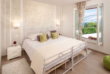 4-Bedroom Villa with Heated Pool in Splitska