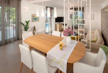 4-Bedroom Villa with Heated Pool in Splitska