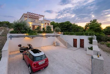 4-Bedroom Villa with Heated Pool in Splitska