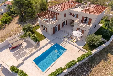 4-Bedroom Villa with Heated Pool in Splitska