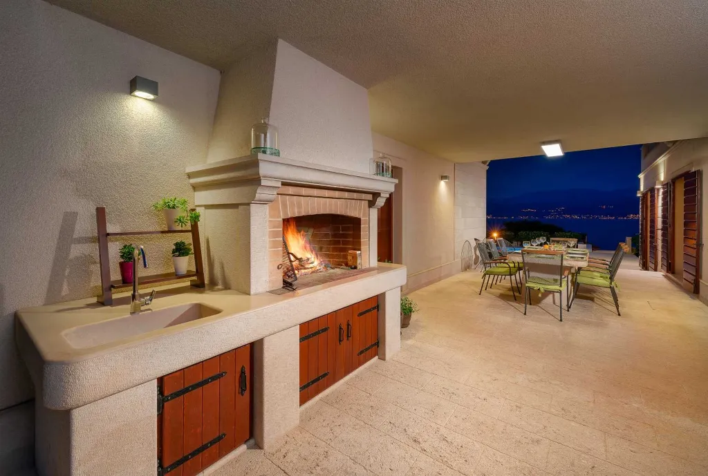 4-Bedroom Villa with Heated Pool in Splitska