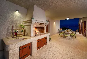 4-Bedroom Villa with Heated Pool in Splitska