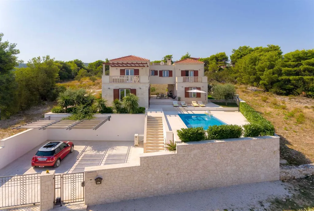 4-Bedroom Villa with Heated Pool in Splitska