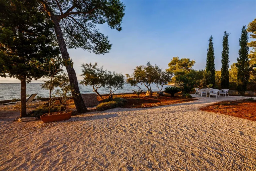 Stone Villa for 4–5 Guests in Supetar (Mirca)