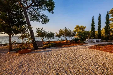 Stone Villa for 4–5 Guests in Supetar (Mirca)