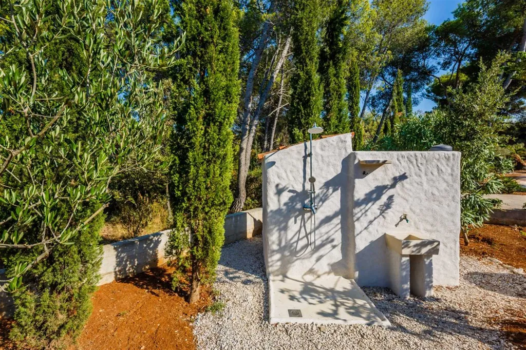 Stone Villa for 4–5 Guests in Supetar (Mirca)