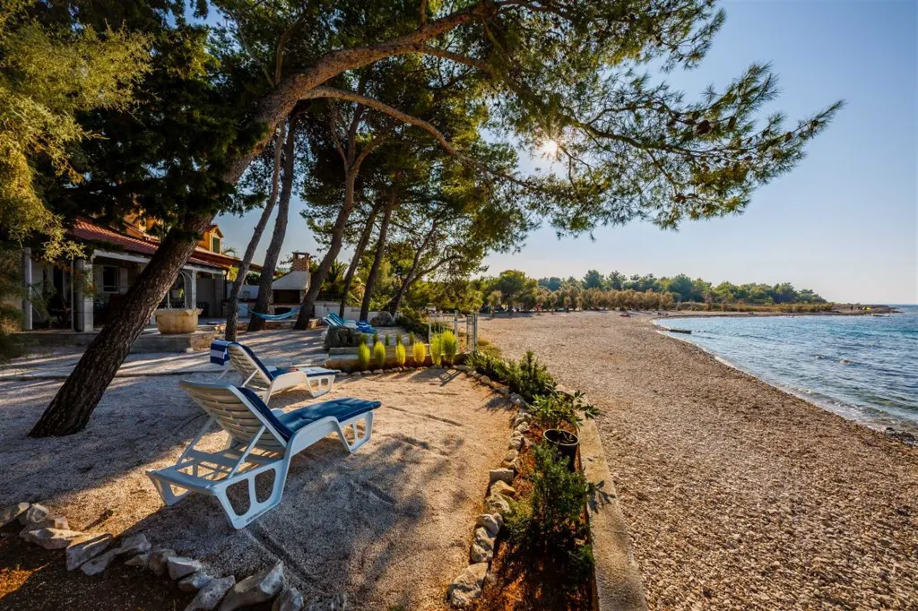 Stone Villa for 4–5 Guests in Supetar (Mirca)