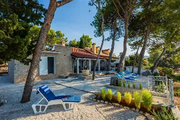Stone Villa for 4–5 Guests in Supetar (Mirca)