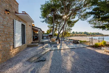 Stone Villa for 4–5 Guests in Supetar (Mirca)