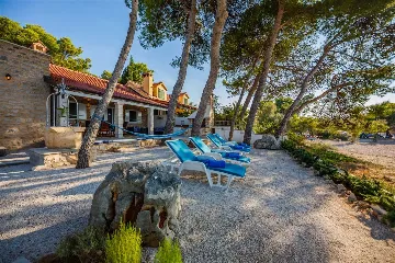 Stone Villa for 4–5 Guests in Supetar (Mirca)