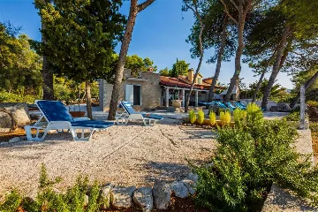 Stone Villa for 4–5 Guests in Supetar (Mirca)