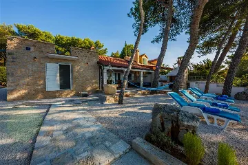 Stone Villa for 4–5 Guests in Supetar (Mirca)