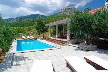 Air-Conditioned Apartment for 6 Guests in Bol