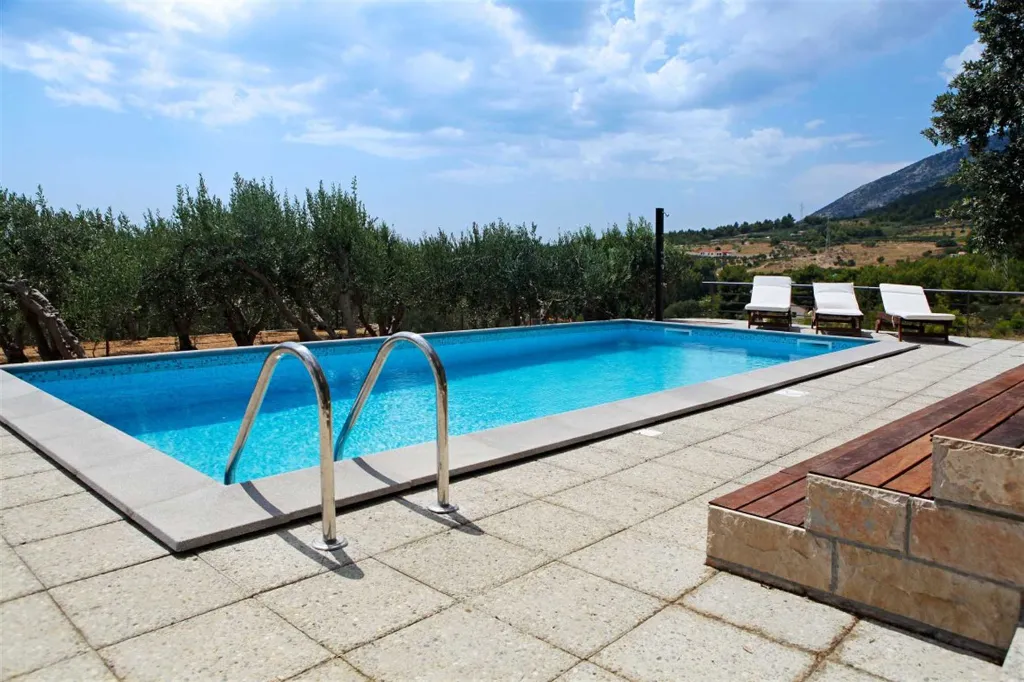 Air-Conditioned Apartment for 6 Guests in Bol