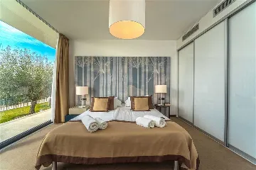 Air-Conditioned Apartment in Primošten for 4