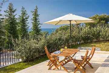 Air-Conditioned Apartment in Primošten for 4