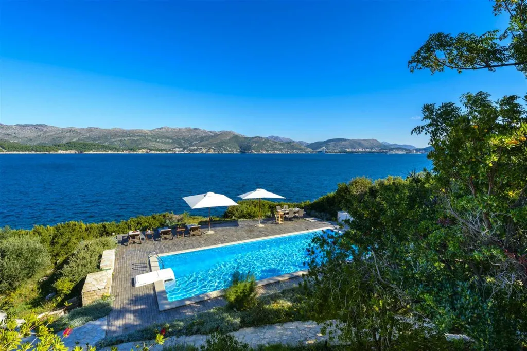 Villa with Outdoor Pool & Private Beach in Koločep