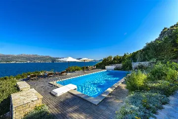 Villa with Outdoor Pool & Private Beach in Koločep