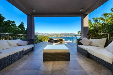 Villa with Outdoor Pool & Private Beach in Koločep