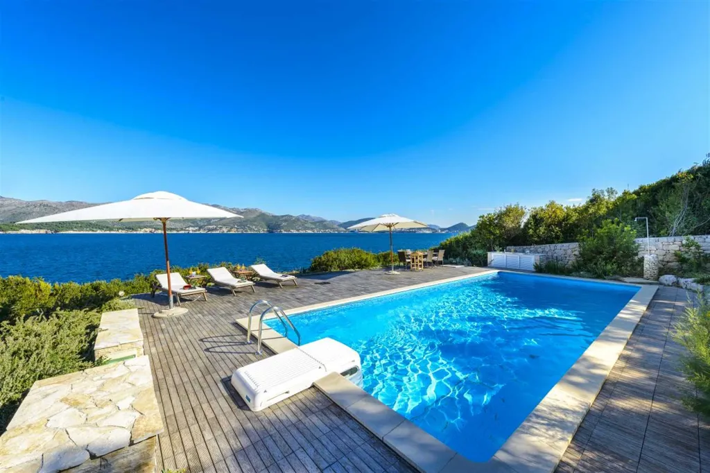 Villa with Outdoor Pool & Private Beach in Koločep