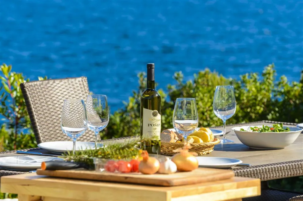 Villa with Outdoor Pool & Private Beach in Koločep