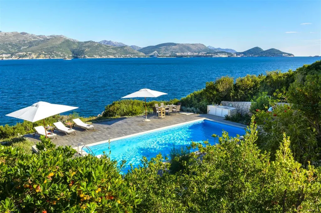 Villa with Outdoor Pool & Private Beach in Koločep
