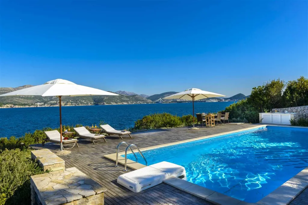 Villa with Outdoor Pool & Private Beach in Koločep