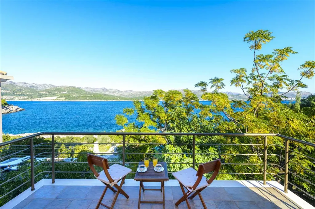 Villa with Outdoor Pool & Private Beach in Koločep