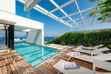 4-Bedroom Villa in Sutivan with Heated Pool